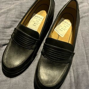 NWT black heeled closed toe shoe